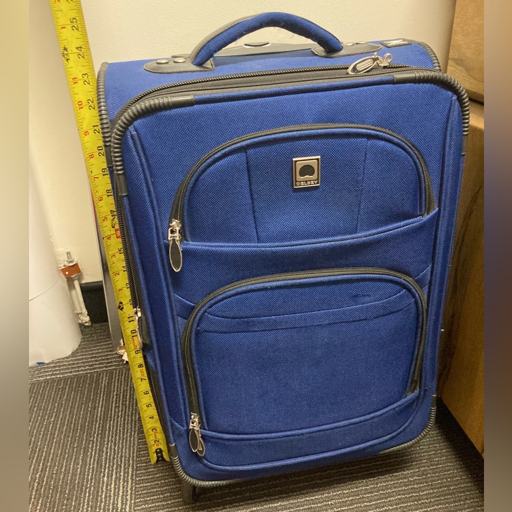 Swivel wheel carry on luggage